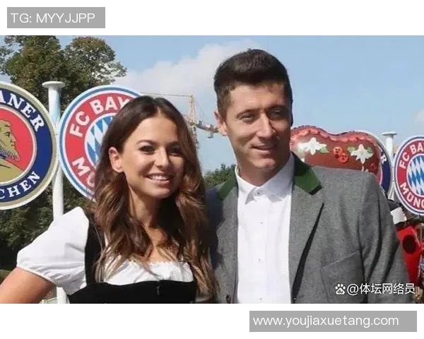 足球明星与女友甜蜜接吻瞬间曝光引发粉丝热议和羡慕